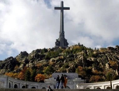 Η νέα ισπανική σοσιαλιστική κυβέρνηση θέλει να μετακινήσει τα οστά του Φράνκο από την Κοιλάδα των Πεσόντων